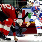 El accidentado saque inicial de Jose Mourinho en un partido de hockey sobre hielo.-AFP