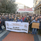 Varios pensionistas protestan entre Fuente Dorada y la Plaza Mayor por el incremento del 0,25% de los subsidios.-ICAL