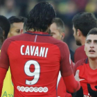 Marco Verratti comparte su incredulidad con Edinson Cavani por ver la tarjeta amarilla.-REGIS DUVIGNAU