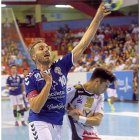 Fernando Hernández ante Manu Díaz en el duelo frente a Puente Genil.-J.M.LOSTAU