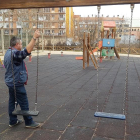 El padre de la menor, en un parque de Aranda deDuero.-L. V.