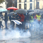 Agentes del Sindicato Profesional de Policías Municipales protestan en la plaza de La Rinconada.-J.M. LOSTAU