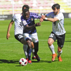 El Hacen intenta llevarse el balón ante la presencia de dos jugadores del Burgos.-ISRAEL L. MURILLO