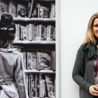 La escritora Luz Gabás posa junto a su novela ‘Como fuego en el hielo’, ayer,  en la Feria del Libro de Valladolid-ICAL