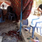 Varios iraquís inspeccionan la tienda donde se ha cometido el atentado suicida, en el barrio de Shaab, en Bagdad, este sábado.-EFE / ALI ABBAS
