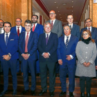 Representantes de las diputaciones, junto con Suárez-Quiñones, Silván, Barrio y el director de  ‘Diario de León’, posan para la foto de familia.-ICAL