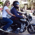 El ya exministro de Finanzas griego, Yanis Varoufakis, y su mujer, Danae Stratou, encima de una moto a la puerta de su casa, en Atenas.-Foto:   AFP / LOUISA GOULIAMAKI