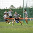Sergio Dorado, a la izquierda, oberva el desarrollo del entrenamiento del Real Valladolid.-MIGUEL FERNÁNDEZ