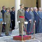 El general jefe de la Suigenor, Manuel Gorjón, con faja roja, y las autoridades civiles presentes en el acto celebrado en el Palacio Real.-J. M. Lostau