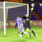 Antológica vaselina de Drazic ante la salida de Falcón para marcar el 3-1 en el minuto 119 de la prórroga, anoche en Zorrilla.-PABLO REQUEJO
