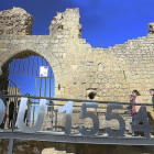 La consejera de Cultura y Turismo se dirige a la entrada del castillo de Villagaría de Campos.-ICAL
