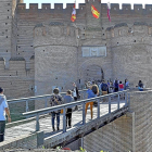 Un grupo de turistas se dirige a la puerta del Castillo de la Mota.-S. G. C.