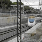 Un tren pasa por el túnel del pinar de Antequera en dirección a Valladolid. -J.M. LOSTAU