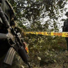 Efectivos del Ejército de Colombia resguardan la zona de un asesinato.-AFP