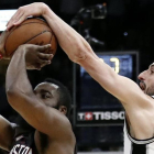 Manu Ginóbili tapona el tiro de James Harden en el último segundo del partido.-LARRY W. SMITH