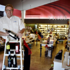 Gabriel García, sobre la escalera, en el interior de la tienda de vinos del complejo El Ventorro, donde encuentra integrada la bodega ribereña y familiar Linaje Garsea.-ARGICOMUNICACIÓN