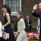 Cameron, con su esposa y sus hijos, en su último día en el 10 de Downing Street, el pasado 13 de julio.-STEFAN WERMUTH / REUTERS