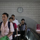 Un reloj cuelga en la pared de una estación de metro en Corea del Norte, donde este viernes se ha comunicado el cambio de huso horario.-AP