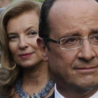 Valerie Trierweiler y François Hollande.-Foto: PHILIPPE WOJAZER / REUTERS