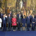 El presidente del Gobierno, en el centro, posa con los premiados, Herrera y la alcaldesa.-ICAL