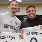 Ibrahimovic y Ronaldo posan el año pasado con sendas camisetas de Los Angeles Galaxy, equipo del sueco.-D.V.
