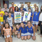 Foto de familia con varios jugadores, cuerpo técnico y autoridades con la mascota.-A. Mingueza