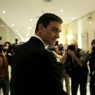 El secretario general del PSOE, Pedro Sánchez, ayer, en el Congreso, tras su entrevista con el Rey.-JOSÉ LUIS ROCA