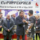 Alfonso Feijoo mira de reojo como Óscar Puente consuela a Mamea en la final de Copa del pasado año en Zorrilla.-M.Á. SANTOS