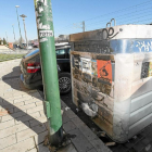 Contenedor de papel  quemado, uno de los actos vandálicos frecuentes.-M. Á. SANTOS