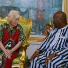 Jocelyn Elliot en su conversación con el Presidente de Burkina Faso, Roch Christian Kabore.-AHEMED OUOBA / AFP