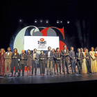 Foto de familia ayer en el escenario del Teatro Calderón con los escasos premiados que estuvieron en la gala de clausura y todos los cineastas y participantes en la entrega de premios.-J. M. LOSTAU