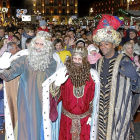 Sus majestades de Oriente atienden juntos a todos los que se reunen en la plaza Mayor.-J.M. LOSTAU