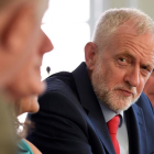 El líder laborista, Jeremy Corbyn, durante la reunión que ha mantenido este martes con otros líderes de la oposición.-AFP / DANIEL LEAL-OLIVAS