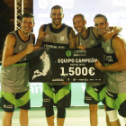 Sergio de la Fuente, Nacho Martín, Pino y Sánchez, con el cheque de campeón logrado en Madrid.-FEB