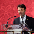 El alcalde de Tordesillas (Valladolid), José Antonio González Poncela, durante su intervención en el acto de homenaje a los procuradores de la 1ª a la 9ª legislatura.-ICAL