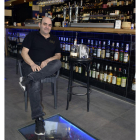 Luis Vara, en su establecimiento zamorano, convertido en monográfico dedicado al whisky.-ARGICOMUNICACIÓN