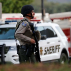 Un miembro de las fuerzas de seguridad, en la localidad de Gilroy.-EFE / JOHN G. MABANGLO