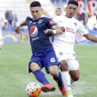 Futbolistas del Motagua y del Olimpia durante el clásico hondureño.-EFE