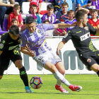 Espinoza trata de regatear a dos jugadores del Elche.-J.M.LOSTAU