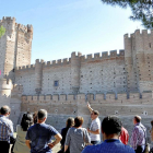 Un grupo de visitantes atiende al guía en el Castillo de La Mota, una de las paradas de la ‘Ruta de Fernando’.-Santiago