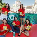 El equipo de ‘8 Magazine en fiestas’ en el plato instalada en la Acera de Recoletos.-J. M. LOSTAU
