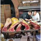 José Gordón con su equipo de cocina. El Capricho ofrece una oportunidad de sabores, texturas y aromas en torno a la carne de buey de razas autóctonas e ibéricas.-L. P.