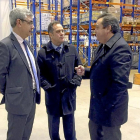 José Daniel Posadas, Pablo Trillo y Adolfo Díaz ayer, en el centro logístico de Gadisa en Medina del Campo.-El Mundo