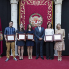 El presidente de la Diputación provincial de Valladolid, Jesús Julio Carnero, y los diputados provinciales, junto a los Premios de Periodismo 2014-Ical