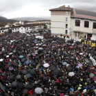 La manifestación de Alsasua contra la mala imagen que se proyecta de la población tras unos enfrentamientos con la Guardia Civil.-EFE / JESUS DIGES