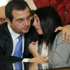 Raquel Gago consolada por su abogado en una imagen de archivo del juicio-ICAL