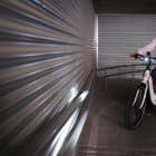 Una persona pasea con una bicicleta eléctrica realizada con tecnología de Ebikemotion.-ENRIQUE CARRASCAL