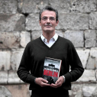 Ricardo Martín de la Guardia, con su libro ‘La caída del muro de Berlín’.-PABLO REQUEJO / PHOTOGENIC