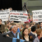 Afectados por las estafas de Fórum, Afinsa y AyN en el transcurso de un mitin con Mariano Rajoy en 2011, en Valladolid.-J. M. Lostau