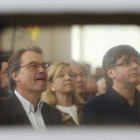 El 'president' Carles Puigdemont y el 'expresident' Artur Mas, en un acto del PDECat en el Teatre Nacional de Cataluña.-EFE / ALEJANDRO GARCIA